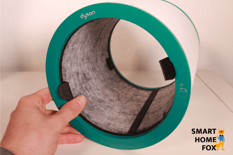 Im Inneren des Kombifilters ist der runde Aktivkohlefilter vom Dyson Pure Cool Me BP01 Luftreiniger zu sehen